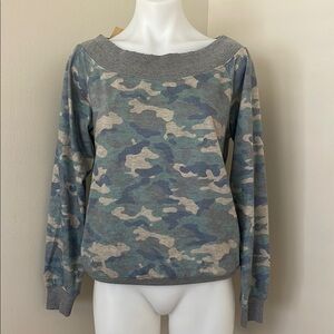 (NWT) American Rag Women’s Off The Shoulder Camo Shirt. Small